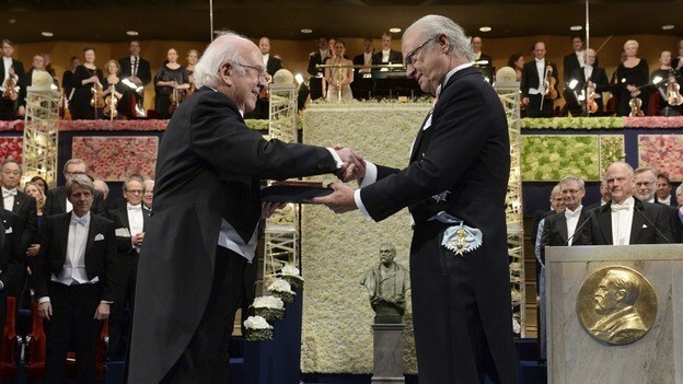 تصویر پیتر هیگز در حال دریافت جایزه نوبل